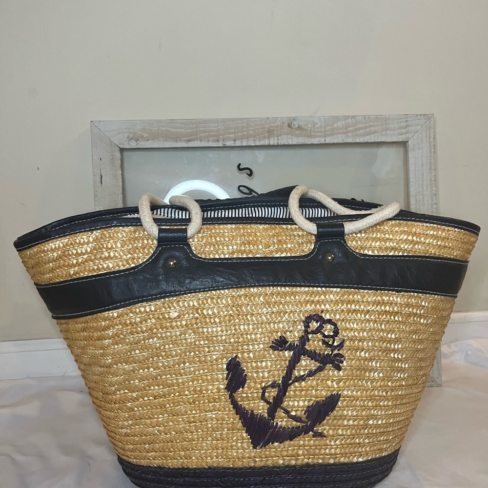 Chic Straw and Leather Tote Bag